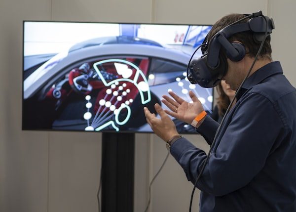 Persona usando visor de realidad virtual