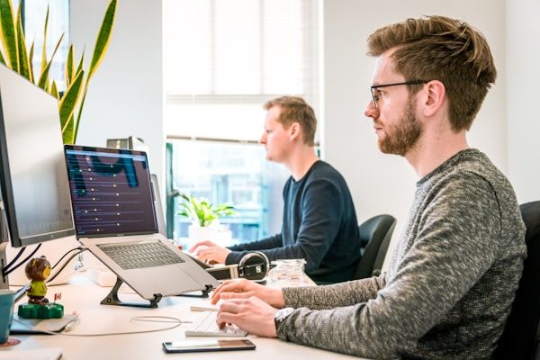 Equipo dise&ntilde;ando soluciones de inteligencia artificial