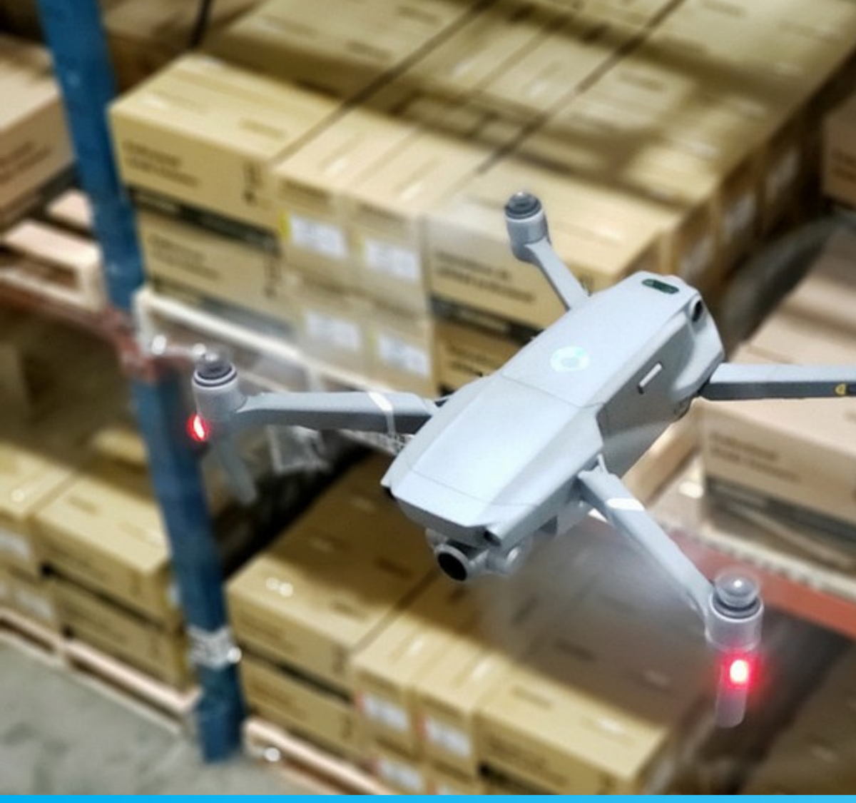 Drone auditando inventario en bodega